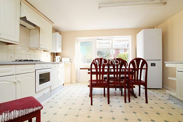 4 Bedroom Town House To Rent In Ashfield Street, London, E1