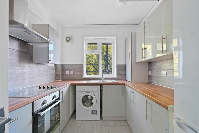 2 Bedroom Flat To Rent In Thurtle Road, London, E2