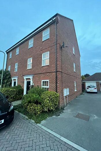 5 Bedroom Semi-Detached House To Rent In Pexalls Close, Hook, RG27