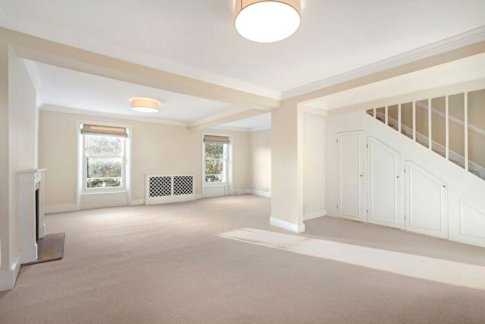 4 Bedroom Flat To Rent In Cadogan Place, Knightsbridge, London, SW1X