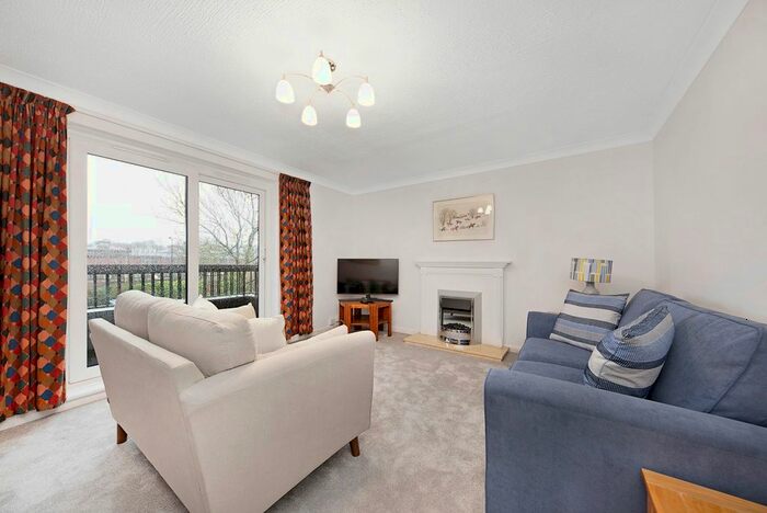 2 Bedroom Flat To Rent In Queens Road, London, SW19