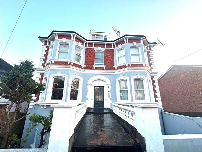 2 Bedroom Flat To Rent In Woodbury Park Road, Tunbridge Wells, Kent, TN4