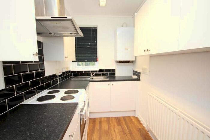 2 Bedroom Flat To Rent In Deansbrook Road, Edgware, Middlesex, HA8