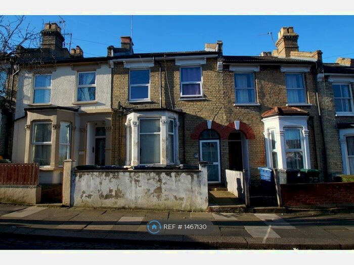 Studio To Rent In Glenthorne Road, London, N11