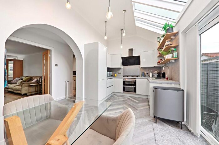 3 Bedroom Semi-Detached House For Sale In Winterbourne Avenue, Morley, LS27