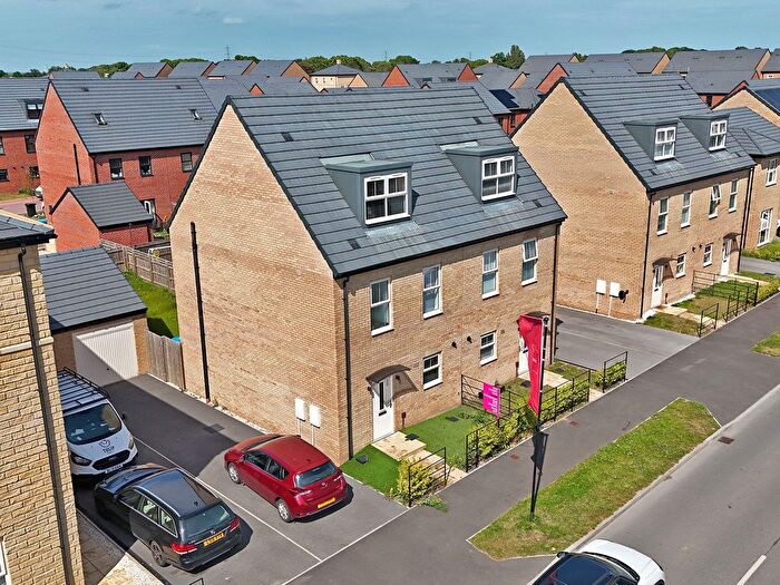 4 Bedroom Semi-Detached House To Rent In Pioneer Way, Kingswood, Hull, HU7