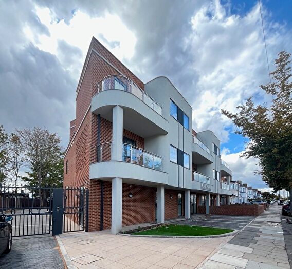 3 Bedroom Flat To Rent In Rushden Gardens, London, IG5