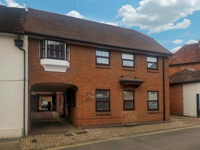 1 Bedroom Flat To Rent In A Rickfords Hill, Aylesbury, Buckinghamshire, HP20