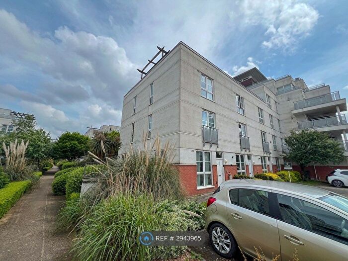 4 Bedroom Semi-Detached House To Rent In Quainton Road, Leicester, LE2