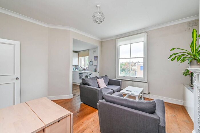 2 Bedroom Flat To Rent In Gauden Road, Clapham North, London, SW4