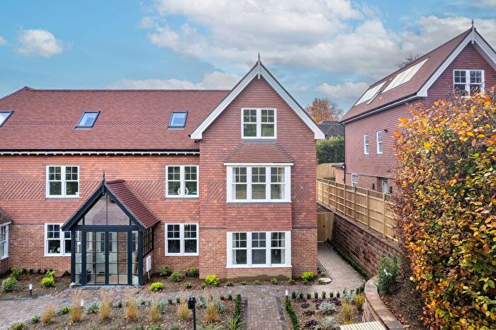 4 Bedroom End Terrace House For Sale In Hollymeoak Road, Coulsdon, CR5