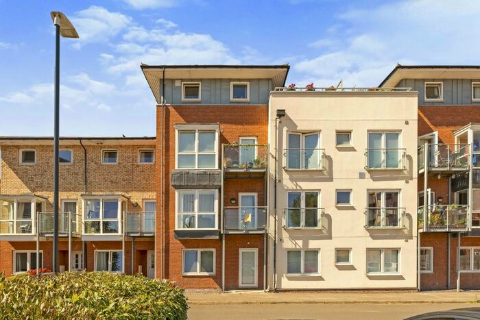 2 Bedroom Flat To Rent In Trent Place, Warwick, CV34