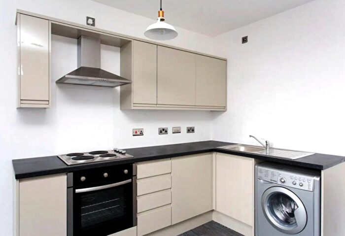 1 Bedroom Apartment For Sale In Hampton House, - Hampton Place, Leeds, LS9