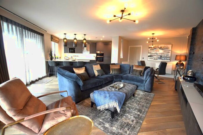 2 Bedroom Apartment To Rent In Kensal Drive, West Didsbury, M20