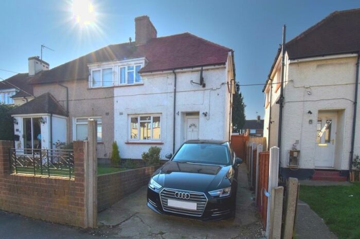 3 Bedroom Semi-Detached House To Rent In Hart Dyke Road Swanley, BR8