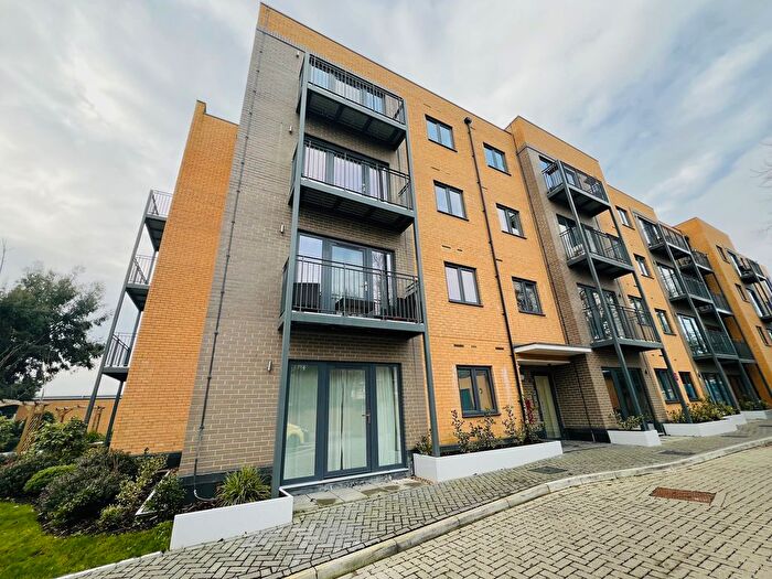 2 Bedroom Flat To Rent In Clivemont Road, Maidenhead, SL6