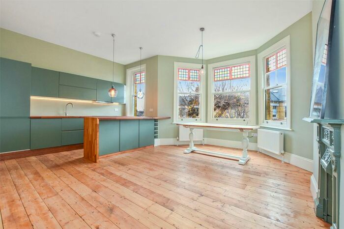 3 Bedroom Flat To Rent In Mildenhall Road, London, E5