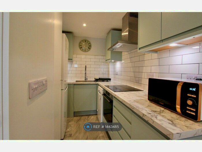 Studio To Rent In Marlyn Lodge, London, E1