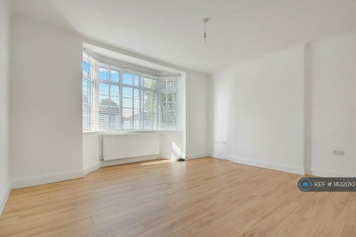 2 Bedroom Flat To Rent In Nether Close, London, N3