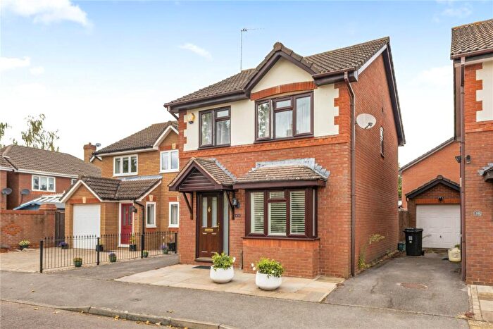 3 Bedroom Detached House For Sale In Alexandra Gardens, Knaphill, Woking, Surrey, GU21
