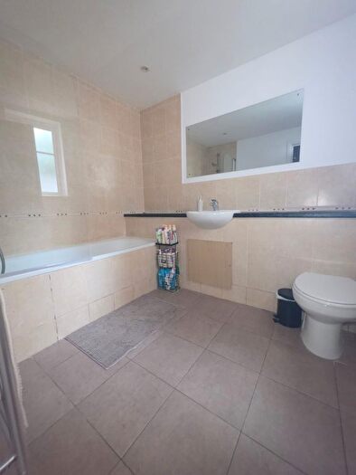 2 Bedroom Flat To Rent In Autumn Close, Enfield, EN1