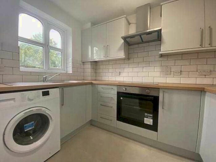 2 Bedroom Flat To Rent In Worcester Gardens, Slough, SL1