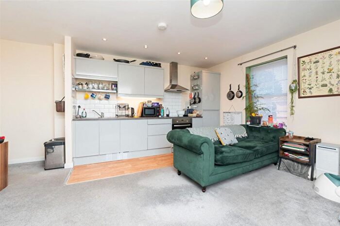 2 Bedroom Flat For Sale In Monmouth Road, Pill, BS20