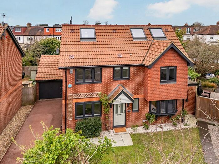 4 Bedroom Detached House For Sale In Hazelbury Close, Merton Park London, SW19