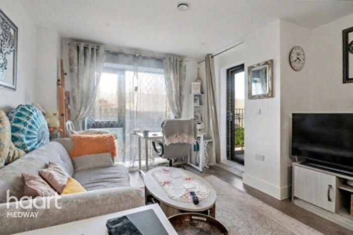 1 Bedroom Flat For Sale In Whiffens Avenue, Chatham, ME4