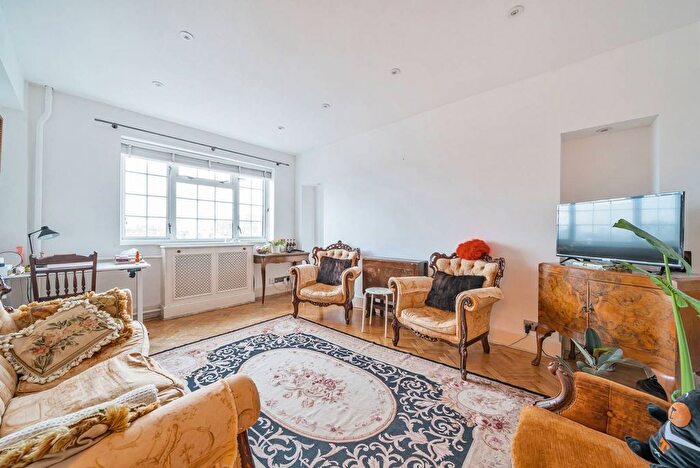 2 Bedroom Flat To Rent In Goldhawk Road, Stamford Brook, London, W6