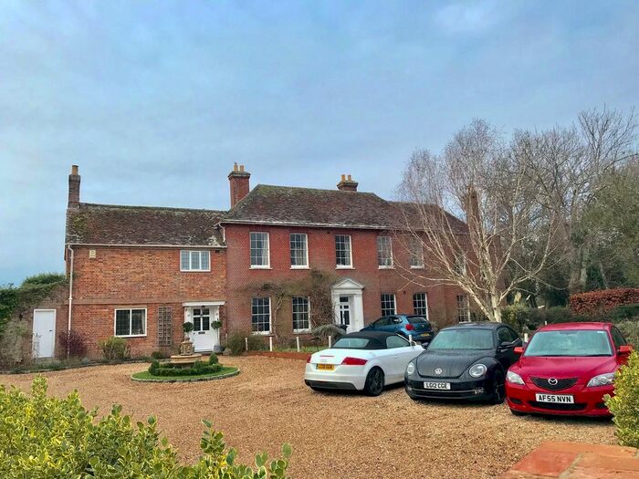 2 Bedroom Cottage To Rent In Wick Lane, Southbounre BH6