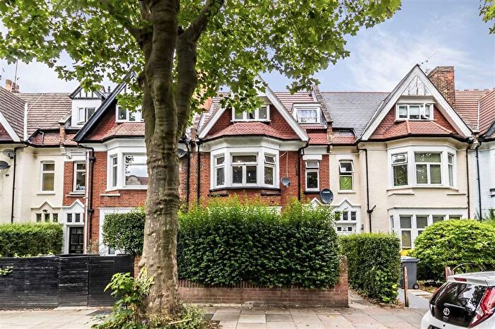 3 Bedroom Flat To Rent In Blenheim Gardens, Willesden Green, NW2