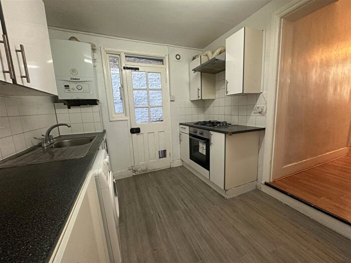 2 Bedroom Flat To Rent In Kellino Street, London, SW17
