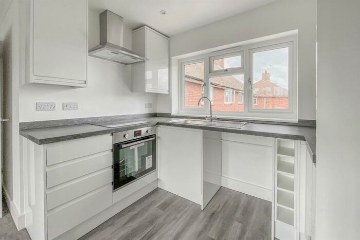 2 Bedroom Flat To Rent In Bedroom First Floor Flat In Rochford, SS4