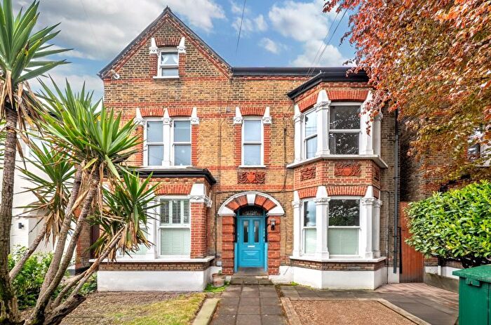 3 Bedroom Flat To Rent In Robinson Road, London, SW17