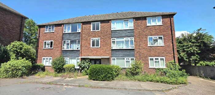 2 Bedroom Flat For Sale In Winchmore Hill Road, London, N21