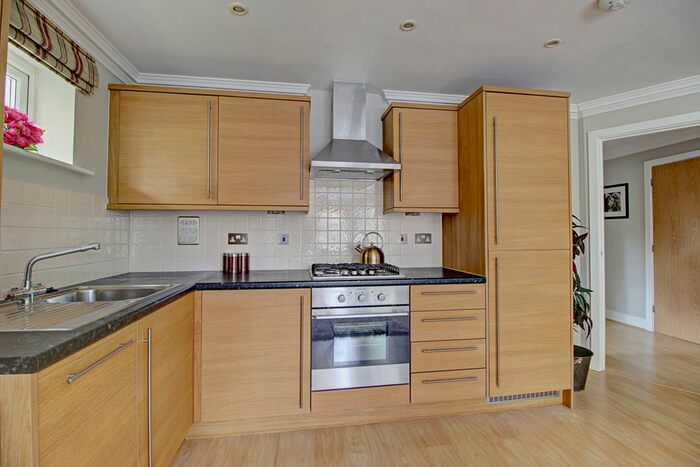 2 Bedroom Flat To Rent In Murdoch Road, Wokingham, RG40