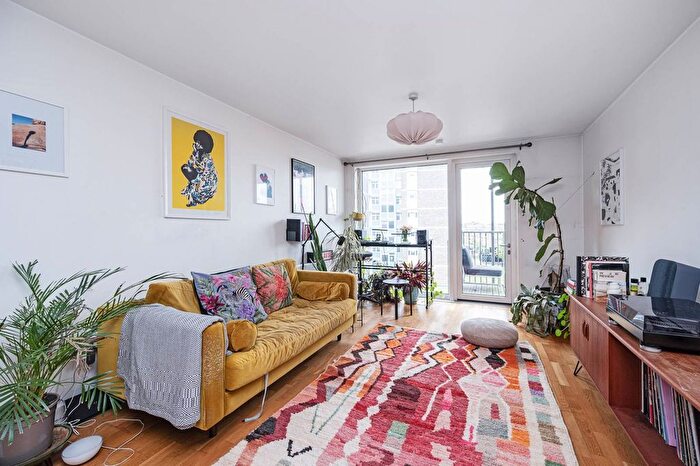2 Bedroom Flat To Rent In Queensbridge Road, Haggerston, London, E2