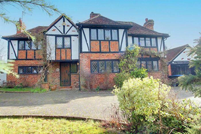 4 Bedroom Detached House For Sale In Great North Road, Brookmans Park, AL9