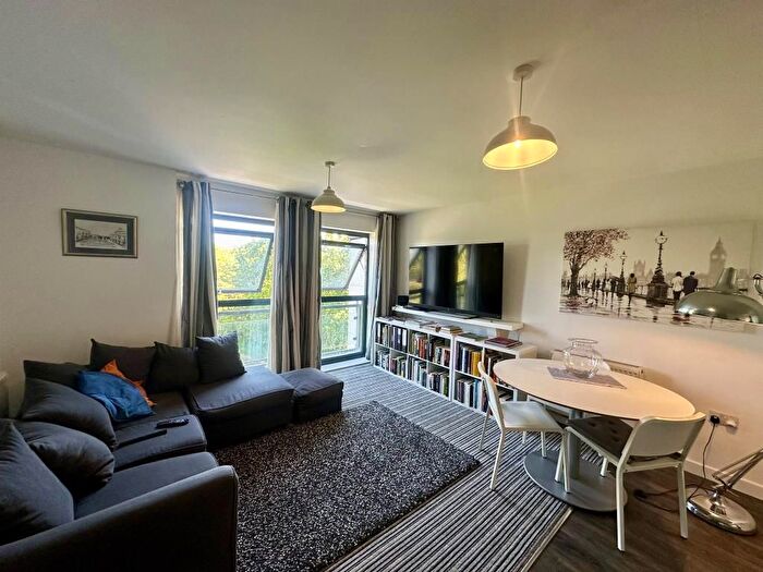2 Bedroom Flat To Rent In Canterville Place, Bracknell, RG12