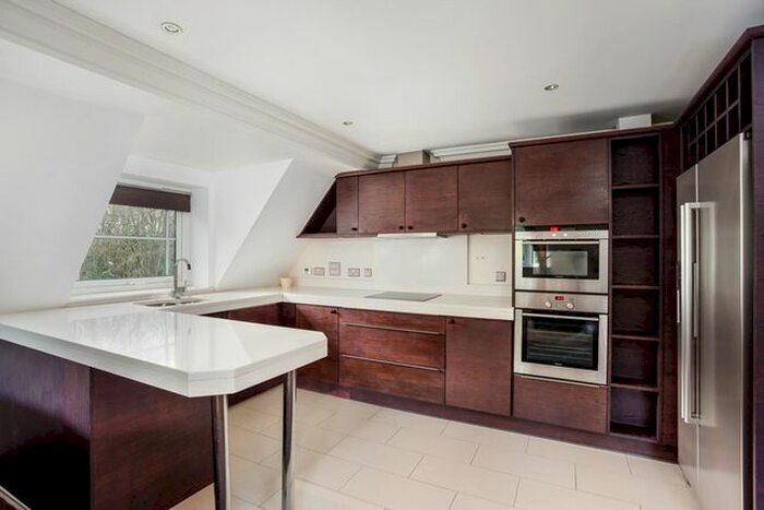 3 Bedroom Flat To Rent In Lakewood, Fairmile Common, Cobham, KT10