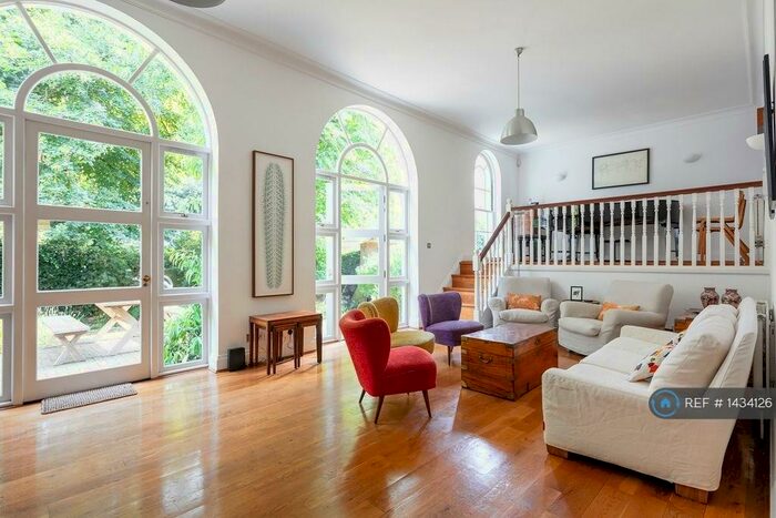 6 Bedroom Semi-Detached House To Rent In Canonbury Park South, London, N1