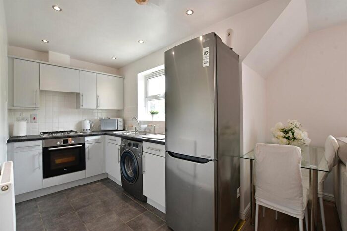 2 Bedroom Flat For Sale In Smollett Place, Wickford, Essex, SS12