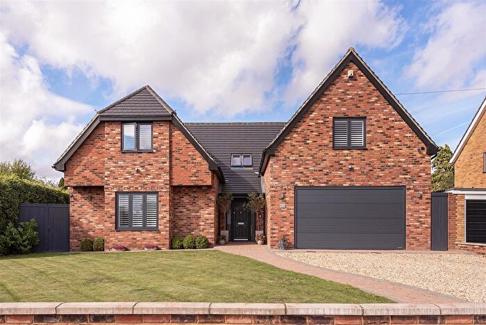 4 Bedroom Detached House For Sale In Long Buftlers, Harpenden, AL5