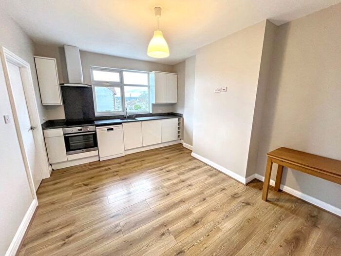 3 Bedroom Flat To Rent In Russell Lane, London, N20