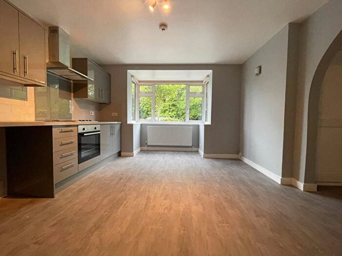 3 Bedroom Flat To Rent In Peel Road, London, E18