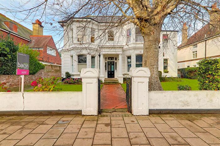 2 Bedroom Apartment To Rent In Richmond Road, Worthing Central, Worthing, BN11