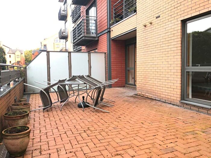 2 Bedroom Flat To Rent In Admiral Court, Bowman Lane, Leeds, LS10