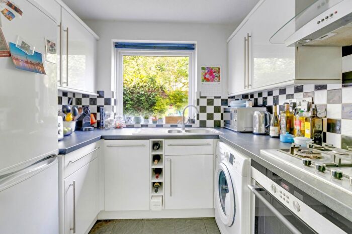 2 Bedroom Flat To Rent In Lofting Road, London, N1