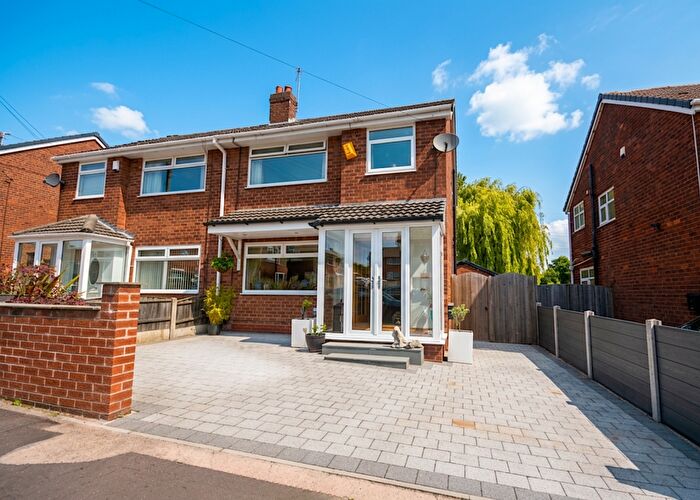 3 Bedroom Semi-Detached House For Sale In Peveril Close, Whitefield, M45